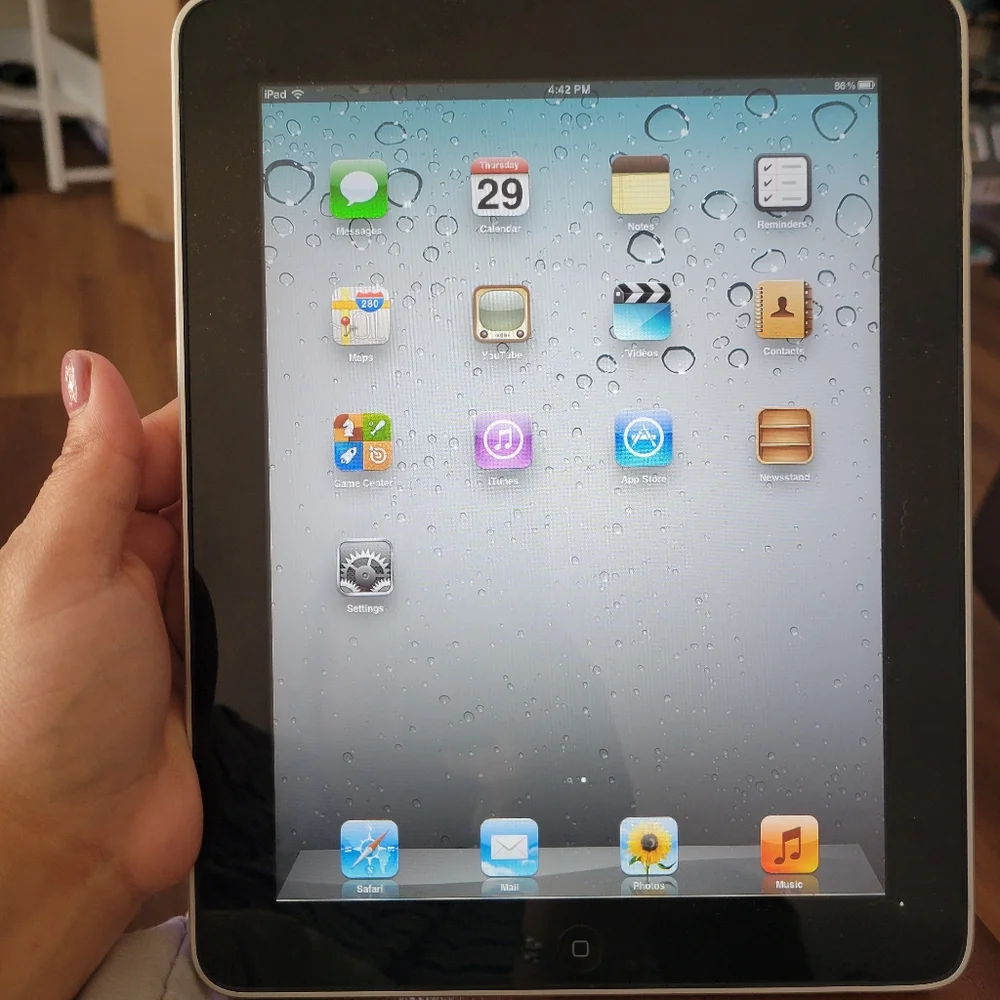 1st Generation Apple iPad Tablet with Vibrant Display